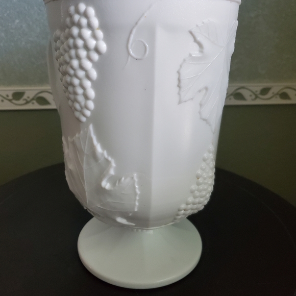 Vintage White  Indiana  Milk Glass Pitcher - Picture 5 of 8